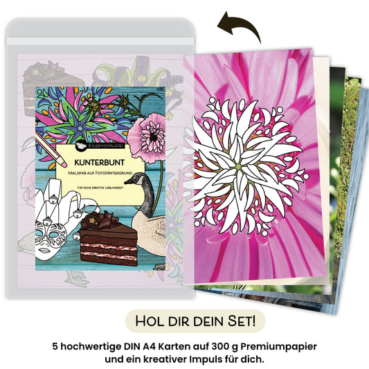 Das Produktfoto zeigt das Malkarten Set „Kunterbunt“ von ErlebnisMalerei, ein farbenfrohes Malbuch in Einzelkartenform. Auf der Titelkarte befinden sich bunte Blumen, eine Gans, eine Sahnetorte und verschiedene kreative Ausmalmotive. Rechts daneben sind die fünf DIN A4 Malkarten aufgefächert dargestellt, jede mit einem eigenen Fotohintergrund und detailreichen Schwarzweißmotiven, darunter eine große Blüte. Unten steht „Hol dir dein Set!“ sowie der Hinweis auf fünf hochwertige Karten und einen kreativen Impu