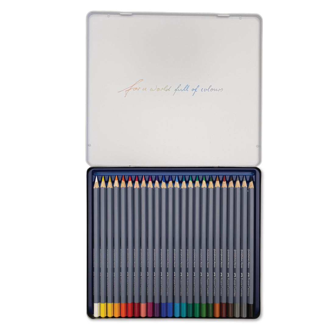 24 Faber-Castell Aquarellstifte im Metalletui. Geordnet in einer Reihe für einfavchen Zugriff 7nd Übersichtlichkeit.