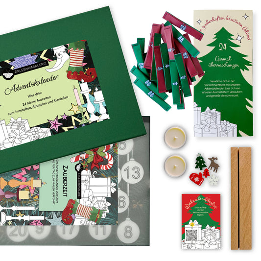Eine festlich arrangierte Produktaufnahme zeigt den ErlebnisMalerei Adventskalender mit seiner dunkelgrünen Box und dem farbenfrohen Etikett voller weihnachtlicher Motive. Daneben liegen die einzelnen Bestandteile ausgebreitet: farbige Holzklammern, zwei Teelichter, kleine winterliche Holzfiguren, ein Holzständer sowie ein grünes Heft mit der Aufschrift „24 Ausmalüberraschungen“. Im Hintergrund sieht man Adventslose und Malkarten, die wie ein kleines kreatives Mini Malbuch wirken.