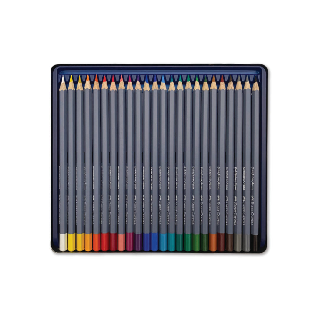 24 Goldfaber Aquarellstifte von Faber Castell geordnet in einer Reihe für einfachen Zugriff und Übersichtlichkeit.