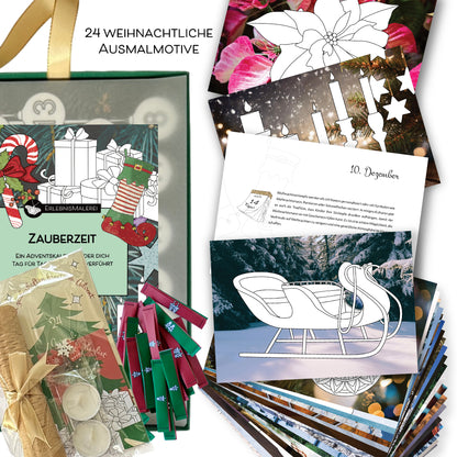 Eine liebevoll arrangierte Produktaufnahme zeigt den ErlebnisMalerei Adventskalender mit weihnachtlichem Motivmix, goldener Schleife und der Aufschrift „Zauberzeit“. Daneben liegen farbige Holzklammern, zwei Teelichter, kleine winterliche Dekoelemente und ein transparent verpacktes Set mit weiteren Überraschungen. Rechts sind mehrere Malkarten ausgebreitet, die auf stimmungsvollen Fotohintergründen weiße Ausmalmotive zeigen, darunter ein Schlitten, Kerzen, Weihnachtsstern und weitere festliche Designs. 