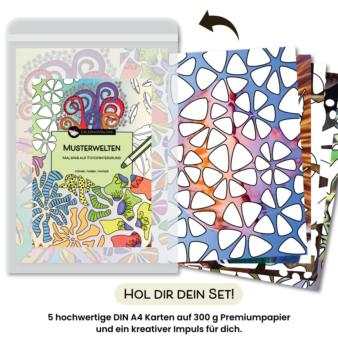 Das Produktfoto zeigt das Malkarten Set „Musterwelten“ von ErlebnisMalerei, ein fantasievolles Malbuch in Einzelkartenform. Auf der Titelkarte befinden sich bunte abstrakte Muster und Formen zum Ausmalen. Rechts daneben sind die fünf DIN A4 Malkarten aufgefächert dargestellt, jede mit einem farbenreichen Fotohintergrund und grafischen Schwarzweißmotiven. Unten steht „Hol dir dein Set!“ sowie der Hinweis auf fünf hochwertige Karten und einen kreativen Impuls.