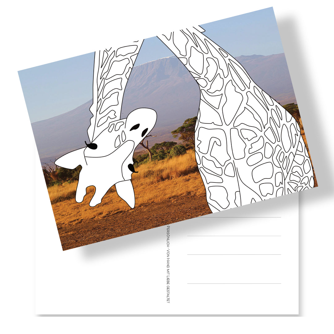 Postkarte mit Ausmalmotiv einer Giraffe mit Fotohintergrund. Rückseite mit Adressfeld und Giraffen-Briefmarke. Gibt es was lustigeres und persönlicheres zu verschicken?