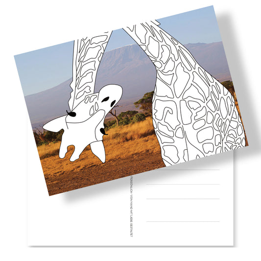 Postkarte mit Ausmalmotiv einer Giraffe mit Fotohintergrund. Rückseite mit Adressfeld und Giraffen-Briefmarke. Gibt es was lustigeres und persönlicheres zu verschicken?