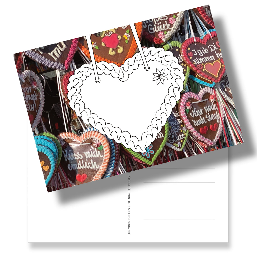 Postkarte mit Lebkuchenherz zum Ausmalen auf Lebkuchenherz-Fotohintergrund. Ein liebevoller Gruß aus Bayern.