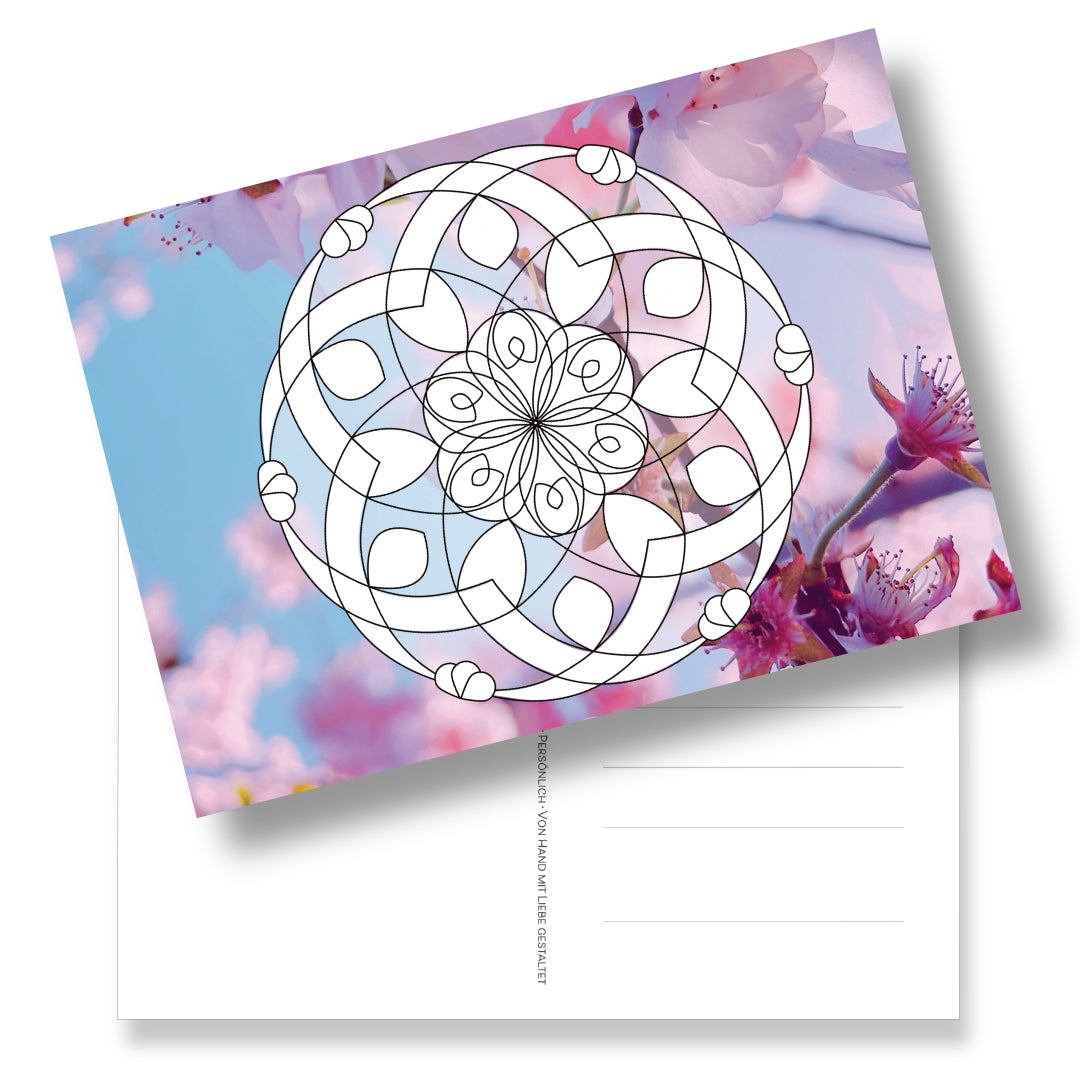 Postkarte mit einem Mandala zum Ausmalen auf Kirschblüten-Fotohintergrund. Die neue pfiffige Art des Ausmalens mit Sinn. 