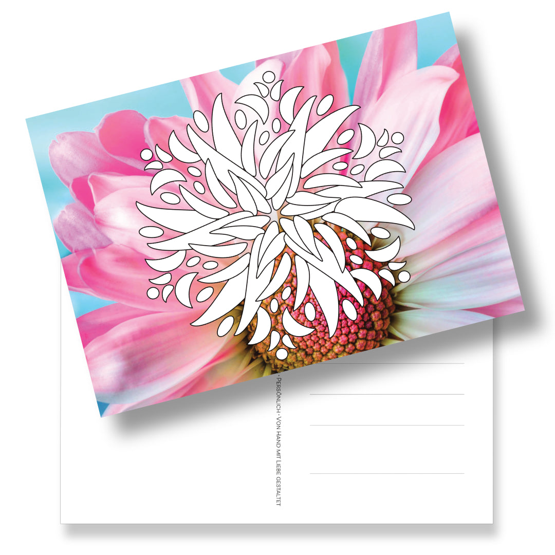 Postkarte mit Mandalamotiv auf Blumen-Fotohintergrund. Die neue wunderschöne und sinnvolle Art des Malens.