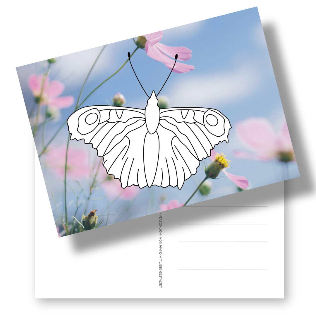 Postkarte mit Ausmalmotiv "Schmetterling" auf Fotohintergrund. Eine sinnvolle Malbuch Alternative.