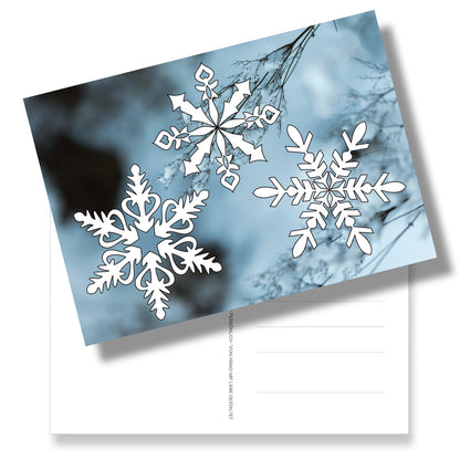 Postkarte mit Schneeflocken zum Ausmalen auf winterlichen Fotohintergrund. Die wunderschöne Geschenkidee, wenn du es noch persönlicher und liebevoller haben willst. 