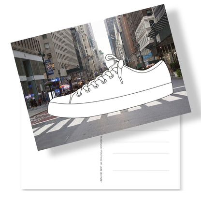 Postkarte mit Sneaker zum Ausmalen mit Großstadt-Fotohintergrund. Rückseite mit Adressfeld und Sneaker-Briefmarke. Gestalte deinen eigenen Sneaker und schick in auf die Reise.