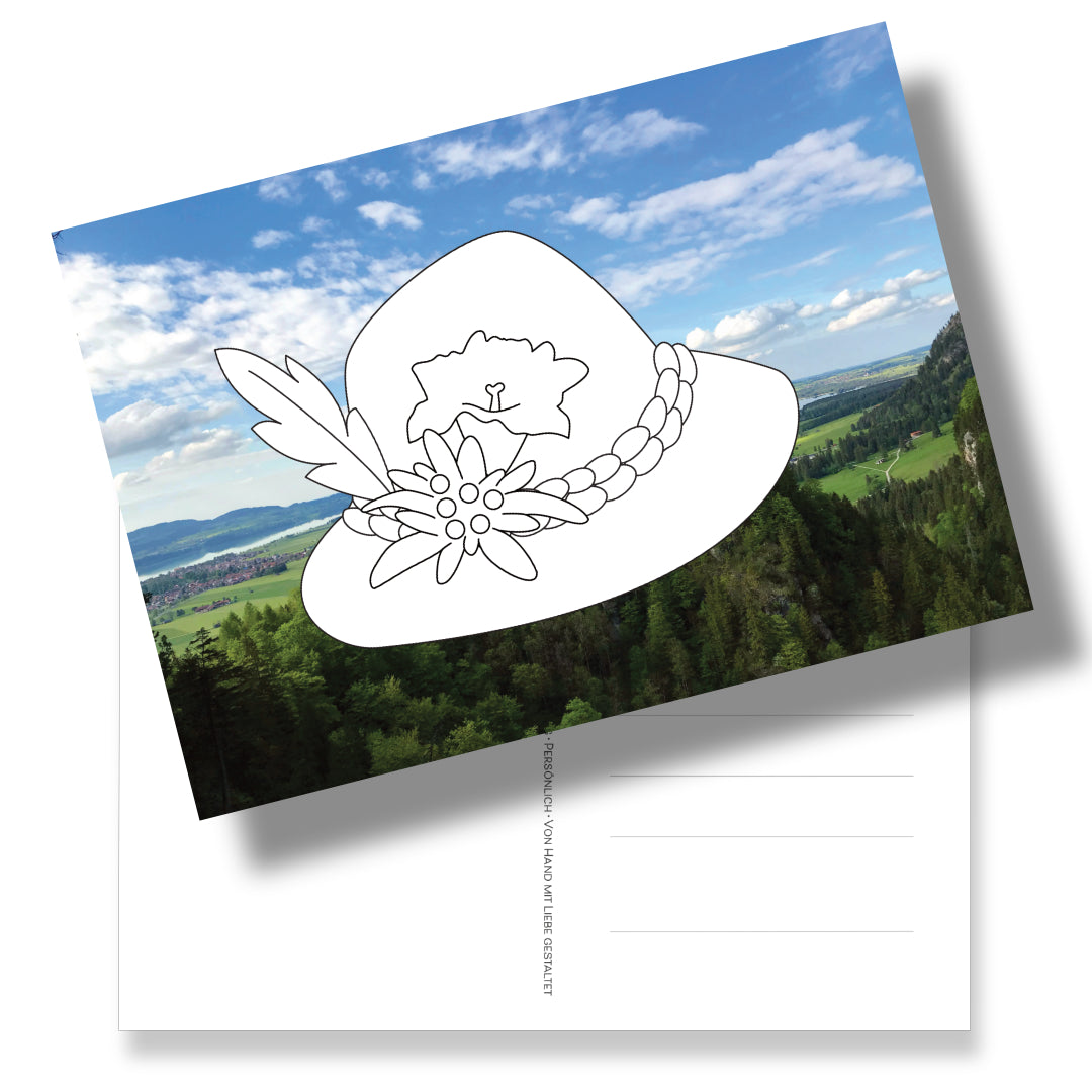 Postkarte mit Trachtenhut zum Ausmalen auf bayrischen Fotohintergrund. Eine liebevoller persönlicher Gruß aus Bayern.