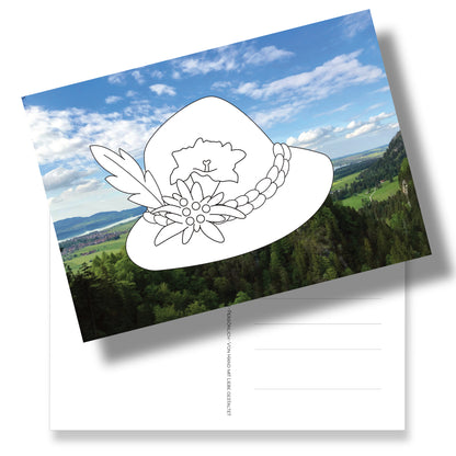 Postkarte mit Trachtenhut zum Ausmalen auf bayrischen Fotohintergrund. Eine liebevoller persönlicher Gruß aus Bayern.