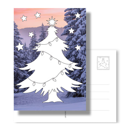 Postkarte mit Weihnachtsbaum zum Ausmalen auf winterlichen Fotohintergrund. Rückseite mit Adressfeld und weihnachtlicher Briefmarke. Eine kleine Aufmerksamkeit mit großer Wirkung.