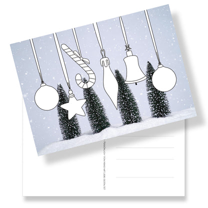 Postkarte mit Weihnachtsanhängern zum Ausmalen auf winterlichen Fotohintergrund. Rückseit mit Adressfeld und weihnachtlicher Briefmarke. Die neue persönliche Art des Verschenkens.