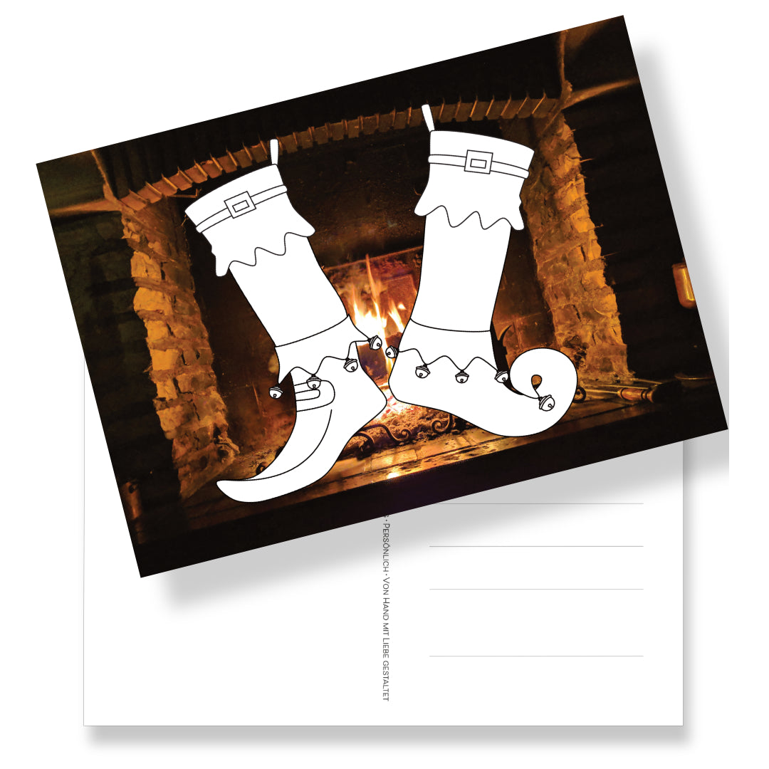 Postkarte mit weihnachtlichen Strümpfen zum Ausmalen auf Kamin-Fotohintergrund. Rückseite mit Adressfeld und weihnachtlicher Briefmarke. Wunderschöne kleine und günstige und doch persönliche Aufmerksamkeit.
