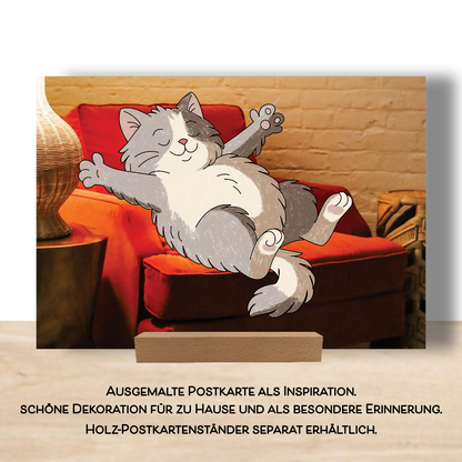 Ausgemalte Postkarte mit dem Motiv einer Katze in einem großen roten Sessel. Die Postkarte ist aus dem Postkarten Set "Smile". Aufgestellt im Postkartenständer als schönes Dekoelement. Ausgemalte Postkarten finden so ihren würdigen Platz.