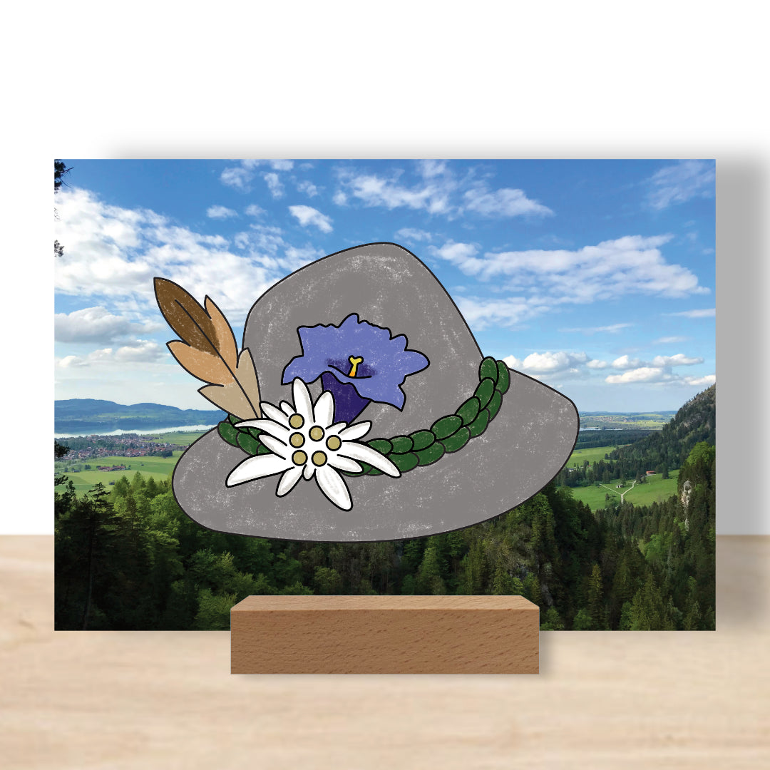 Ausgemalte Postkarte als Beispiel. Aufgestellt im Bilderhalter. Ein liebevolle Postkarte die nicht in der Schublade verschwindet.