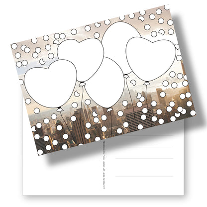 Postkarte mit Ausmalmotiv "Luftballons und Konfetti" auf Fotohintergrund. Die witzige Alternative zum klassischen Malbuch.