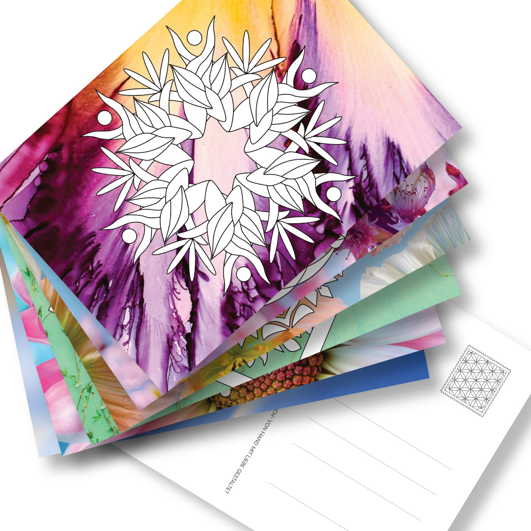 Postkarten-Set mit 6 Postkarten im Stapel mit Mandala-Ausmalmotiven auf unterschiedlichen Fotohintergründen. Rückseite der Postkarte mit Adressfeld und gestalteter Mandala-Briefmarke.