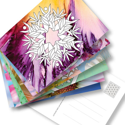 Postkarten-Set mit 6 Postkarten im Stapel mit Mandala-Ausmalmotiven auf unterschiedlichen Fotohintergründen. Rückseite der Postkarte mit Adressfeld und gestalteter Mandala-Briefmarke.