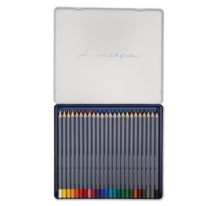 24 Faber-Castell Aquarellstifte im Metalletui. Geordnet in einer Reihe für einfavchen Zugriff 7nd Übersichtlichkeit.