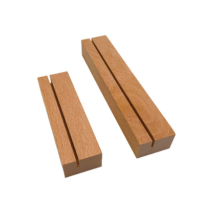 Bilderhalter aus Buchenholz, naturbelassen mit geradem Einsteckschlitz.