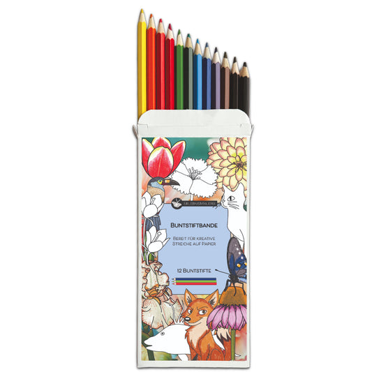Verpackung unserer Buntstifte mit dem Erlebnismalerei Emblem inclusive 12 Farbstiften. Auf der Vorderseite sind gezeichnete und teils ausgemalte Motive wie Blumen, Fuchs, ein Vogel und ein Schmetterling zu sehen. In der Mitte steht "Buntstiftband - Bereit für kreative Streiche auf Papier" Die Buntstifte ragen aus der Verpackung heraus.
