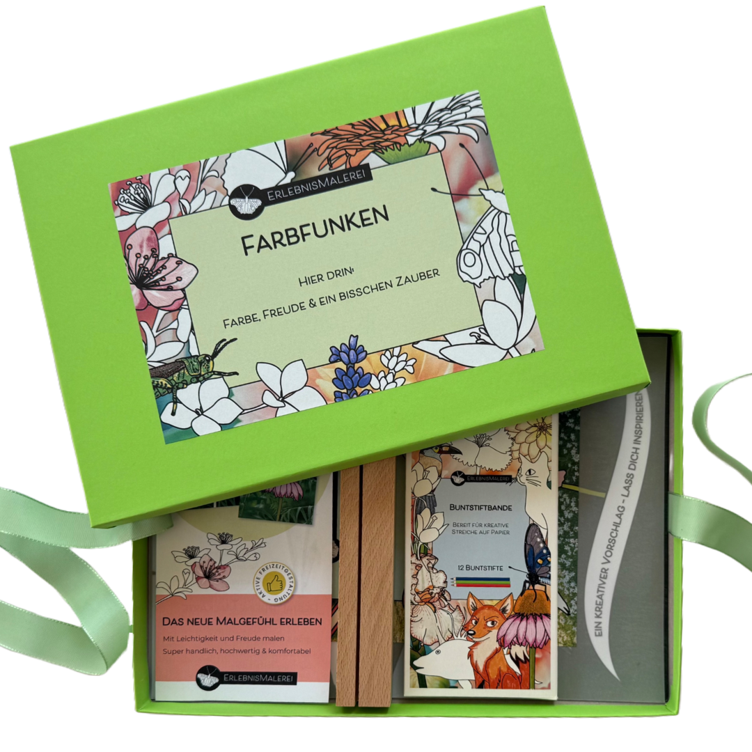 Geschenkset "Farbfunken" von ErlebnisMalerei mit dekorativem Deckel und grünem Geschenkband. Enthält 5 Malkarten, Buntstifte, Kartenhalter und eine kleine Überraschung. Kreativste zum Ausmalen und Verschenken.