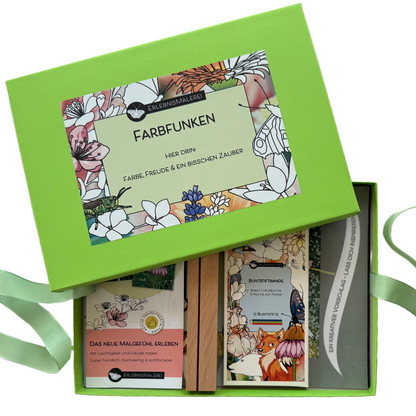Geschenkset "Farbfunken" von ErlebnisMalerei mit dekorativem Deckel und grünem Geschenkband. Enthält 5 Malkarten als Malbuch, Buntstifte, Kartenhalter und eine kleine Überraschung. Kreativste zum Ausmalen und Verschenken.