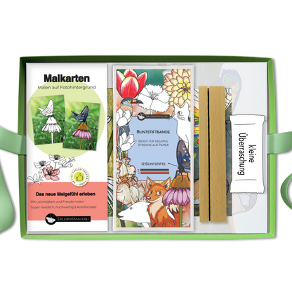 Offenes Geschenkset "Farbfunken" mit Malkartenset, 12 Buntstiften, Kartenhalter und kleiner Überraschung, liebevoll arrangiert. Kreativste zum Ausmalen und Verschenken.