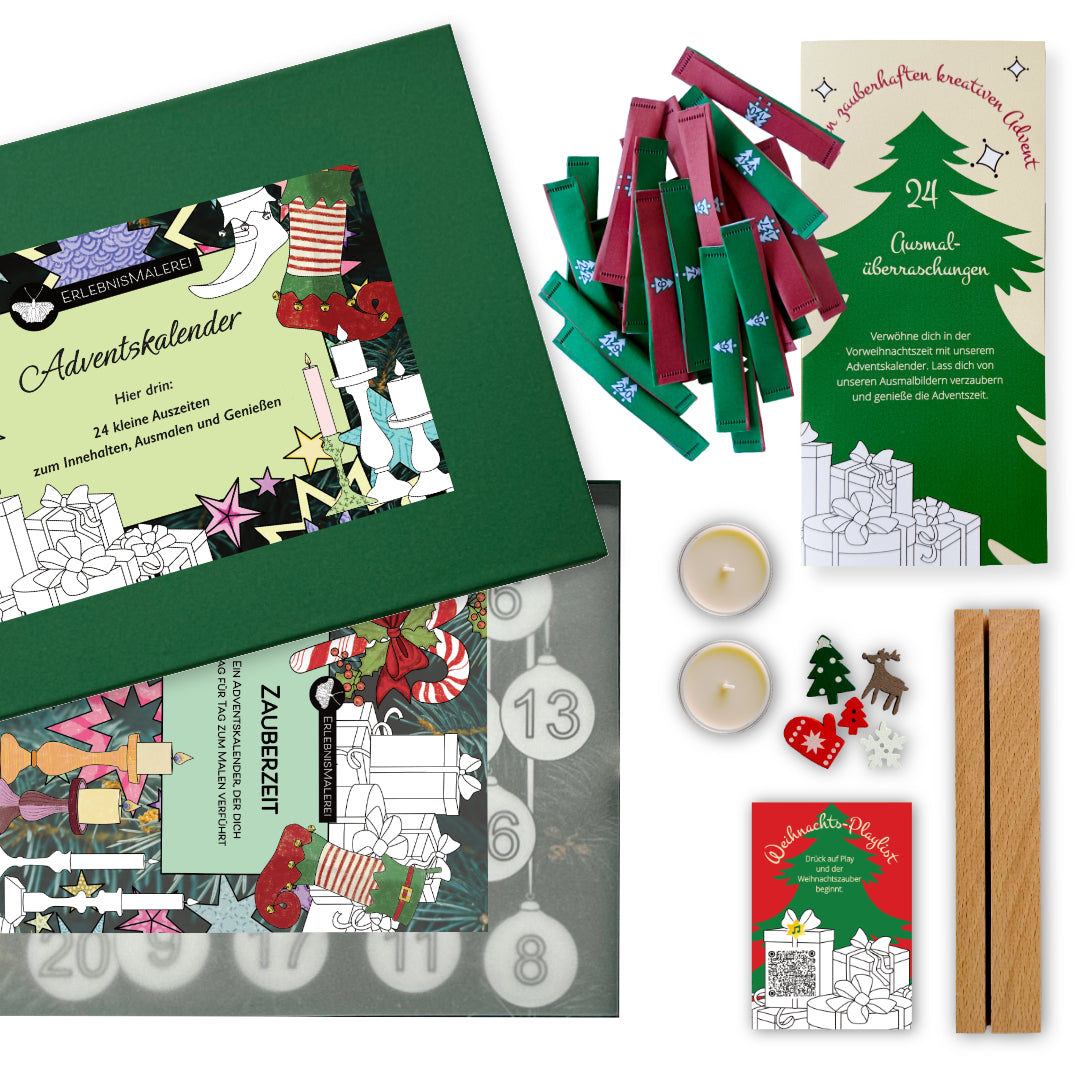 Eine festlich arrangierte Produktaufnahme zeigt den ErlebnisMalerei Adventskalender mit seiner dunkelgrünen Box und dem farbenfrohen Etikett voller weihnachtlicher Motive. Daneben liegen die einzelnen Bestandteile ausgebreitet: farbige Holzklammern, zwei Teelichter, kleine winterliche Holzfiguren, ein Holzständer sowie ein grünes Heft mit der Aufschrift „24 Ausmalüberraschungen“. Im Hintergrund sieht man Adventslose und Malkarten, die wie ein kleines kreatives Mini Malbuch wirken. 