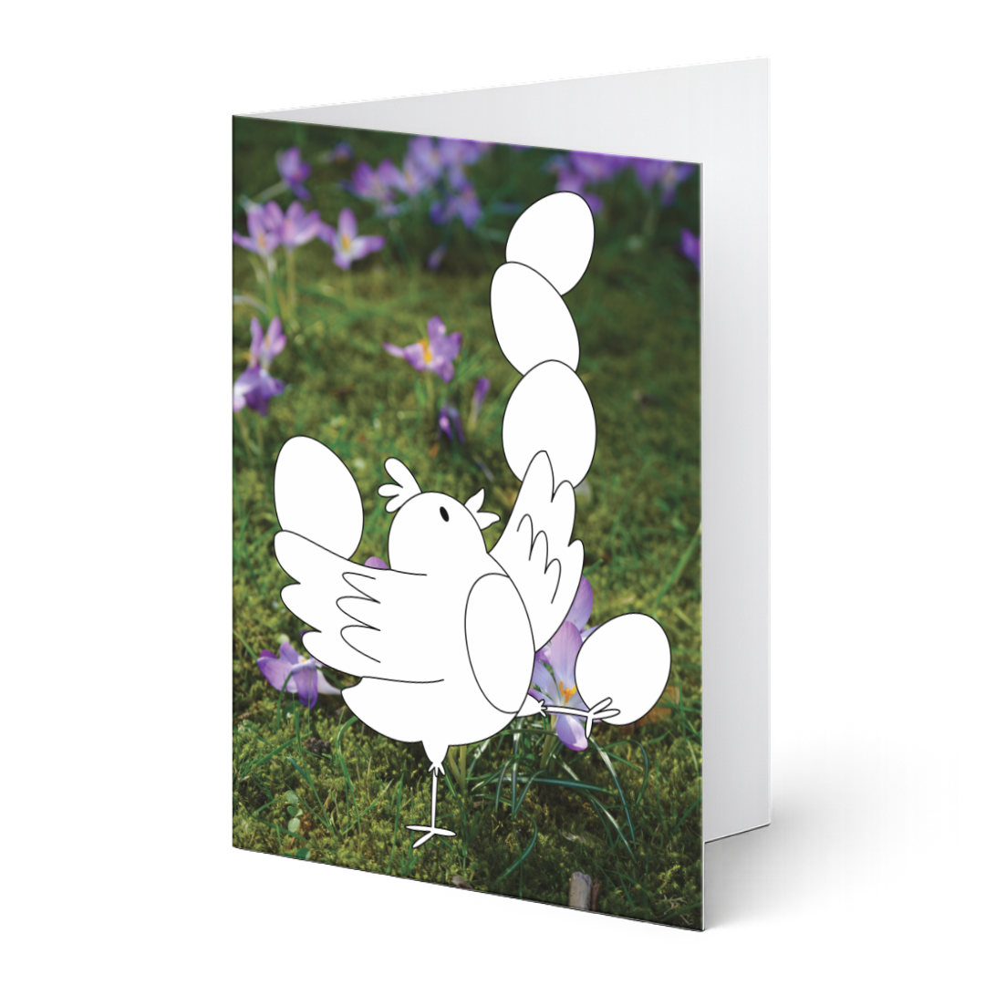 Ostergrußkarte aus dem Grußkarten-Set "Hasenglück & Eierspaß" zum Ausmalen auf Fotohintergrund. Niedliches Küken mit Ostereiern als Ausmalvorlage vor einem Fotohintergrund aus grünem Moos und lila Krokussen. 