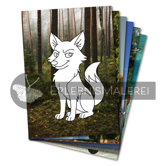 Ausmalkarten aus dem Adventure-Malbuch-Set von ErlebnisMalerei; vorne eine Karte mit einem frech blickenden Fuchs als Ausmalmotiv vor einem realistischen Wald-Fotohintergrund, im Hintergrund weitere Karten.