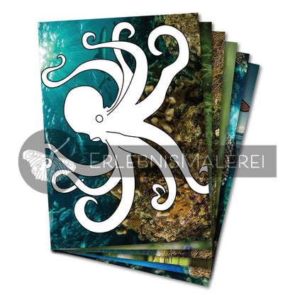 Malbuch aus Einzelseiten mit Tiermotiven – vorne eine Ausmalkarte mit einem stilisierten Oktopus vor einem farbenfrohen Unterwasser-Fotohintergrund mit Korallenriff, dahinter weitere Tiermotive aus dem Set Fauna Fünf von ErlebnisMalerei.