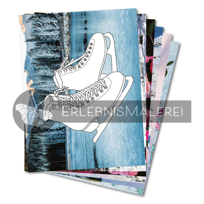 Ein Produktfoto zeigt ein aufgefächertes Malkarten Set von ErlebnisMalerei, ein winterliches Malbuch in Kartenform. Auf der vordersten DIN A4 Karte sind zwei Schlittschuhe als Ausmalmotiv vor einem gefrorenen See abgebildet. Dahinter liegen weitere Malkarten mit unterschiedlichen Winterfotohintergründen und Schwarzweißzeichnungen. Über dem Bild liegt ein transparenter ErlebnisMalerei-Schriftzug mit Schmetterlingslogo.