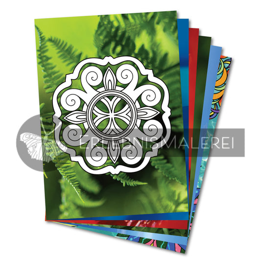 Malbuch aus Einzelseiten mit Mandalamotiven. Vorne eine Ausmalkarte mit einem dekorativen Mandala zum ausmalen auf einem natürlichen Farn-Fotohintergrund, dahinter weitere kunstvolle Mandalas aus dem Set von ErlebnisMalerei.