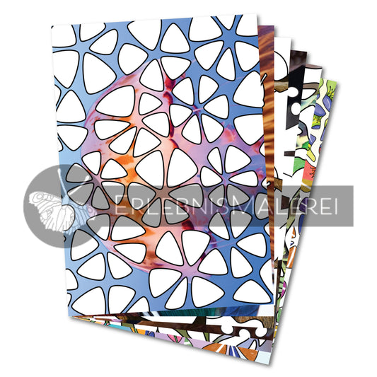 Malbuch aus Einzelseiten mit fantasievollen Mustermotiven – vorne eine Ausmalkarte mit floralen Formen auf buntem Foto-Hintergrund, dahinter weitere kreative Musterkarten aus dem Muster-Mix-Set von ErlebnisMalerei.