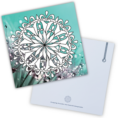 Quadratische Mandala-Grußkarte 21×21 cm in Türkistönen mit Pusteblumen-Hintergrund und filigranem Ausmalmotiv, Rückseite für persönliche Worte