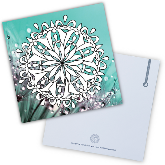 Quadratische Mandala-Grußkarte 21×21 cm in Türkistönen mit Pusteblumen-Hintergrund und filigranem Ausmalmotiv, Rückseite für persönliche Worte