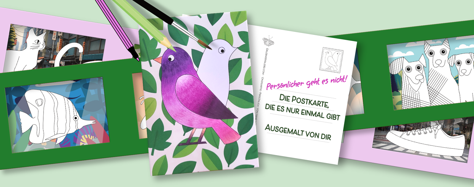 Collage aus mehreren Postkarten und Bildern auf pastellfarbenem Hintergrund. Im Zentrum eine handgemalte Postkarte mit zwei violetten Vögeln vor grünen Blättern. Rechts daneben eine weiße Postkarte mit deutschem Text: Persönlicher geht es nicht! Die Postkarte, die es nur einmal gibt. Ausgemalt von dir.  Weitere Ausmalbilder grün gerahmt: ein geometrischer Fisch, eine Blume, drei stilisierte Hunde. Pink gerahmt: Katze und Turnschuh zum Ausmalen. Oben noch sichtbar Filzstift, Buntstift und Pinsel