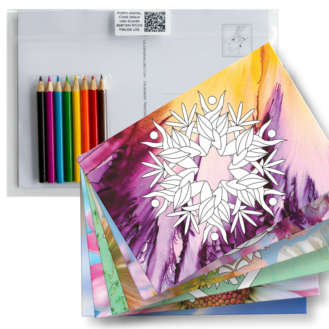 Postkarten-Set "Essence" (6 Stück) mit Buntstiften zum Ausmalen auf Fotohintergrund. Gezeigt wird das Set gefächert. Obenauf liegt eine moderenes Mandala als Ausmalkarte mit einem künstlerischen Fotohintergrund. 