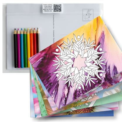 Postkarten-Set "Essence" (6 Stück) mit Buntstiften zum Ausmalen auf Fotohintergrund. Gezeigt wird das Set gefächert. Obenauf liegt eine moderenes Mandala als Ausmalkarte mit einem künstlerischen Fotohintergrund. 