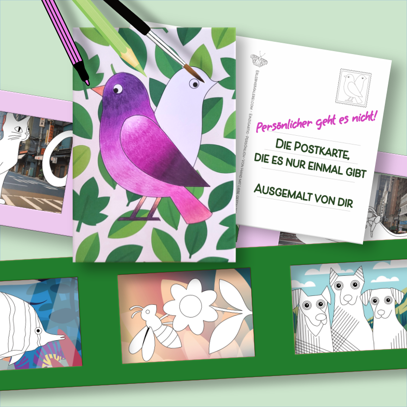 Collage von Ausmalpostkarten auf mintgrünem Hintergrund. Zentral: Zwei violett-rosa ausgemalte Vögel vor grünen Blättern mit Buntstiften und Pinsel darauf. Rechts weiße Postkarten-Rückseite mit Text: Persönlicher geht es nicht! Die Postkarte, die es nur einmal gibt, ausgemalt von dir. Unten auf grünem Streifen: Drei weitere Ausmalvorlagen:  geometrischer Fisch, Blume mit Schmetterling, drei stilisierte Hunde.