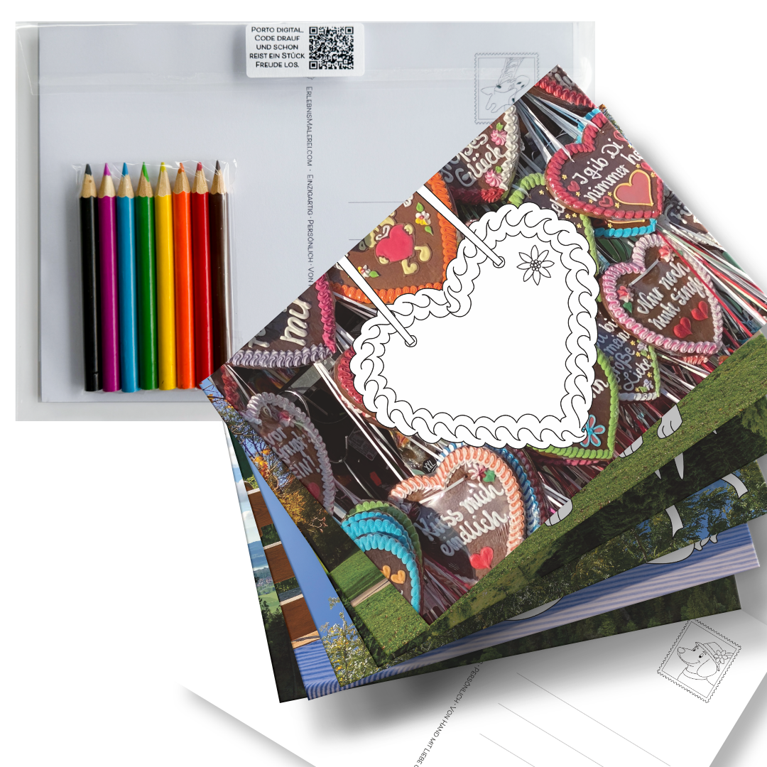 Postkarten-Set "Alpenzauber" mit Buntstiften. Gezeigt wird das Set aufgefächert. Als erste Karte ist das Ausmalbild eines Lebkuchenherzes mit einem Fotohintergrund aus Lebkuchenherzen. Daneben als Beispiel die Buntstifte, die im Set enthalten sind.