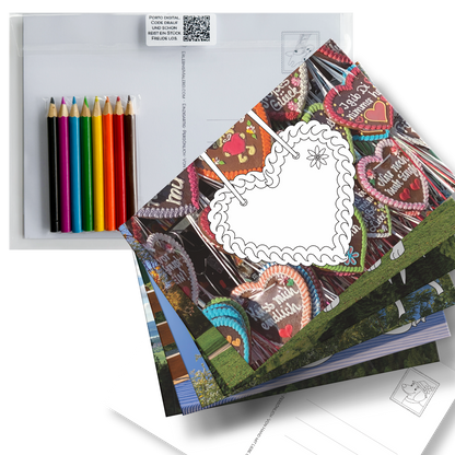 Postkarten-Set "Alpenzauber" mit Buntstiften. Gezeigt wird das Set aufgefächert. Als erste Karte ist das Ausmalbild eines Lebkuchenherzes mit einem Fotohintergrund aus Lebkuchenherzen. Daneben als Beispiel die Buntstifte, die im Set enthalten sind.