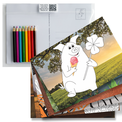 Postkarten-Set "Smile" (6 Stück) mit Buntstiften zum Ausmalen auf Fotohintergrund. Das Set ist gefächert dargestellt und obenauf liegt eine Postkarte mit dem Ausmalbild eines niedlichen Schweinchen mit Kleeblatt und Eis auf einem Fotohintergrund in einer natürlichen Landschaft. Dahinter sieht man die Rückseite der Postkarte mit den 8 Buntstiften. 